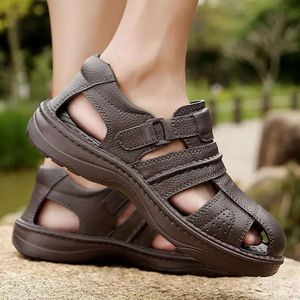Мужские сандалии туфли тапочки 2024 Лето прохладные дышащие комфортные прогулочные тарелки.