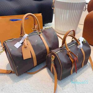 High quality designer duffle bag Men women travel bag Large capacity Zipper open close coated leather shoulder crossbody travel