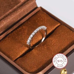 Anéis de casamento 925 Ring Sterling Silver Womens Simple Shiny AAAA Zircon Jóias de Jóias de Jóias de Fashion Gift Bride Q240514