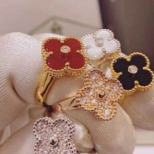 Versão alta V Família de fãs de ouro Lucky Four Leaf Grass Ring feminino S925 Prata Natural Fritillaria Red Chalcedony Full Diamond Ring