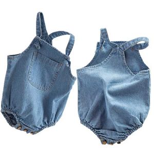 Overalls Autumn newborn denim covering baby girls and boys jumpsuit covering toddler girls denim clothing baby girls and boys jumpsuit d240515