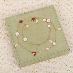 Lyxkvalitet hänge halsband med blommabladform för kvinnor och mamma bröllop smycken present har låda PS4848