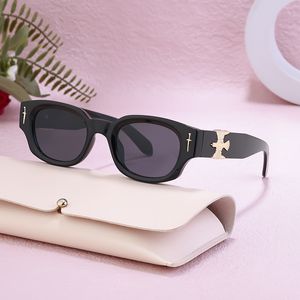 Moda Oval Mulheres grossas óculos de sol Frame com rebite de punhal e pássaros pernas com óculos de sol para senhora