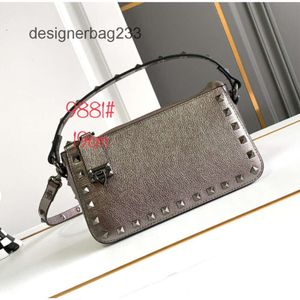 ロックバッグミニマリストリベットデザイナーZipper vo New Stud Purse Bag Fashion Woman Woman Calf Leather 2024トレンドバックルヴァレンテノハンドバッグショルダークロスボディレディK45y