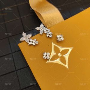 Mulheres Moda Brincos de Ouro Designer de luxo para mulheres Mini Simplicity 2023 Letter Acessórios de plantas de letra Brincos de joias de orelhas