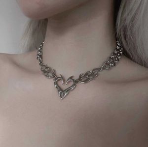 Подвесные ожерелья панк-рок-пламя Голополовое ожерелье в форме сердца для женского унисекса хип-хопа толстое цепное удушье Egirl Party Club Dance Jewelry J240516