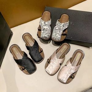 Baotou 슬리퍼 여성 여름 평평한 바닥 바닥 통기성 2024 새로운 외부 착용 새로운 중국 스타일의 중국 스타일 매칭 스커트 신발 중공 부드러운 단독 샌들