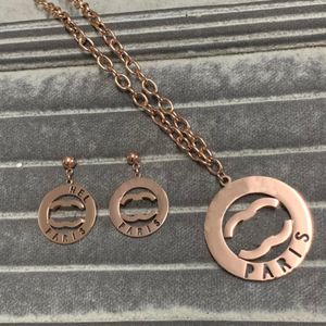 Rose Gold Women Fashion Necklace Earrings Logo Tryckt ihåligt bokstav halsband Rostfritt stål uppsättningar Trendiga smycken