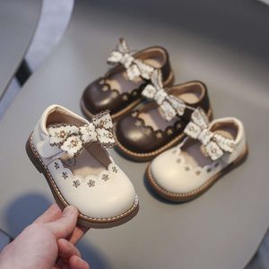 Sapatos de couro para meninas meninas confortáveis infantis de soldagem macia Casual Spring Autumn Children Lace Bow Floral Princess Party Shoes L2405 L2405