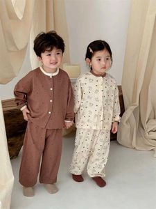 Pyjamas koreanska hösten Childrens Pyjama Set 2024 Bomullsflickor och pojkar Långärmad topp 2-stycksuppsättning för barnkläder Baby Home Fury D240517