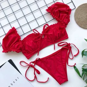 2024 Sexig push up bikini kort ärm ruffle kvinnor baddräkt högskuren baddräkt bandage thong badkläder strand slitage solid rött