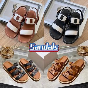 أزياء باريس مصمم صندل Clea Calfskin Flat Heel Sandal Triumphal Tan Tan الفاخرة النعال غير الرسمية Summer Beach Slides Outdive Womens Slipper Shoes