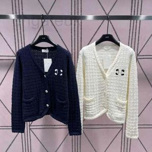 女性のセーターデザイナー23秋/冬の新しいスタイルファッション刺繍vネックニットカーディガンコートfyfk