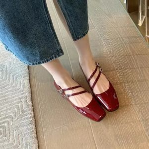 Vår- och höstkvinnor dubbelknapp Mary Jane skor patent läder klänningskor hög klack pump retro kvinnors skor svart röd 8962n 240426