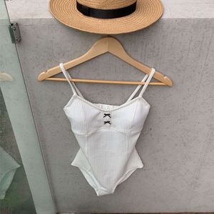 2024 Tek Parça Mayo Kadın Mayo Seksi Siyah Summer Yüzme Koreli Monokini Bodysuit Plaj Giyim Mayo Takım Dışarıda