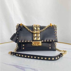 10A Fashion 240215 Metal Lock Buckle For Bag Sparkling God Women Wine Handbag New Trendy Rivet Chain Single Shoulder Crossbody Style A Shwv