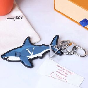 Cartoon Keychains Designer Fashion Keychain Sliver Keys Buckle Genuine Leather Blue Shark Pendant Letter Mens Womens Bags Ornaments