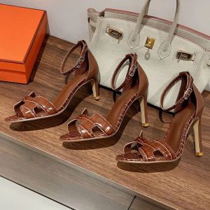 Crocodile Skin Sandals 7/9/10.5 cm Women High Heels Sandaler Ny sommarpeket Tå designer skor lyxiga middagsklänning skor topp spegel kvalitet komfort glid på spänne