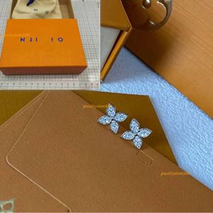 Серьги роскошные серебристые серебряные серьги с серебристыми покрытиями разработали четырех листовых дизайнерских дизайнерских подарков романтические подарки.