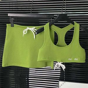 Zweiteilige Kleiderdesignerinnen Frauen Buchstaben Stickerei Avocado Green Tank Crop Top und Minirock Twinset 2 Stück Kleideranzug SML XCQP