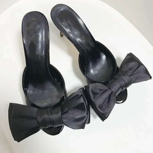Kvinnliga damer 2024 Real Leather 8cm Stiletto High Heels Sandaler Silk Satin Summer Flip-Flops Slipper Slip-on Dress Shoes 3d Bow Tie Black 712d