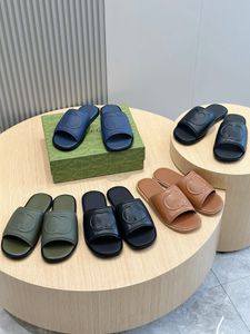 Brand Designer de luxo Sandálias e chinelos clássicos masculinos masculinos, couro requintado de couro de bezerro, estilo de verão e clube de praia na costa