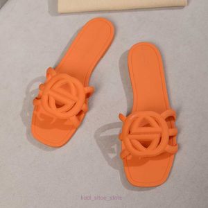 Designer Sandaler Kvinnor Slåsande G Slides Gummi Slippare Lamer Flat Beach Jelly Script Orange Summer Fall Mules Outdoor Waterproof Luxury 01111