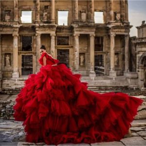 Wunderschöne, geschwollene rote Hochzeit Prom Rüschen abgestufte Long Tulle formelle Party üppige Ballkleider Brautkleid