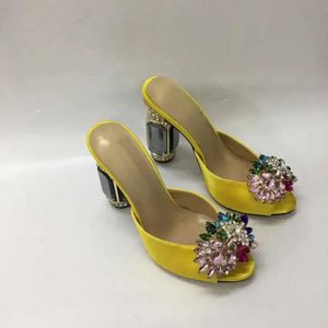 Damer 2024 Kvinnor Real Leather Rhinestone High Heels Sandaler Silk Satin Summer Flip-Flops Slipper Slip-On Dress Shoes Diamond Rallots 3D Colorful Flower Yellow EAAF