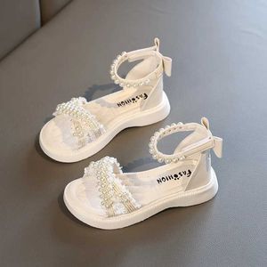 Sandals Girls Sandals 2023 New Summer Princess White Party Sandals Pearl Platform Baby Casual Beach Shoes Non slip Flat Bottom with Bow Y240515