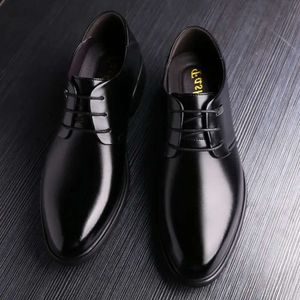 Gentleman moda tendência de grande tamanho de alta qualidade sapatos de couro italiano sandálias de casamento oxford para homens luxuosos de luxo masculino de homem 2538 mal