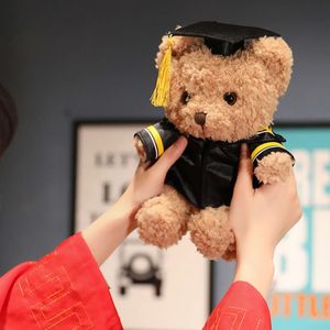 2023 Urso de pelúcia de pelúcia de pelúcia de pelúcia em boné preto e roupa Gow para meninos/meninas 9 polegadas Presentes de graduação Doll