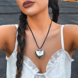 Pendant Necklaces Black rope chain with large heartshaped pendant necklace suitable for womens fashionable and elegant jewelry necklace 2023 fashion accessories