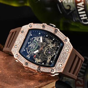 The new R layered and fashionable diamond inlaid couple light luxury quartz calendar pointer watch