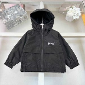 トップベビージャケットフロントとリアのロゴ印刷チャイルド日焼け止め服のサイズ100-160キッズフード付きコートボーイズガールズアウター24feb20