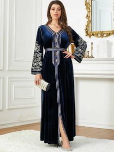 Etniska kläder Autumn Winter Velvet Muslim Dress for Women Abaya Brodery Split Hem Marocko Party Dress Kaftan Turkiet Arabic Long Robe Thick T240515