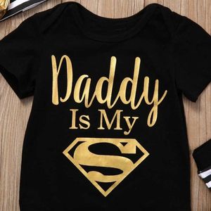 Rompers Baby Scossuit nowonarodzony chłopiec i dziewczyna odzież Złoty tata jest moim bohaterem śmieszne nadrukowane kombinezony dla niemowląt urocze, swobodne dziecko ciasne dopasowanie 2405L2405