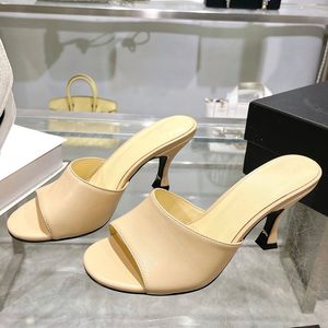 Kadın Sandallar Stiletto Topuklar 7.5cm Terlik Tasarımcı Düğün Ayakkabı Kadınları Üzerinde Slip Casual Shoe Klasik Siyah Beyaz Khaki Eğlence Ayakkabı Lüksleri Flip Flops Mules