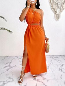 Frauen 2024 Modetemperament Urlaubsstil Orange Slant Schultern Ärmeloses Weste gekräuseltes langes Kleid großes Flowy Kleid