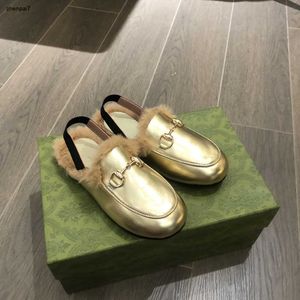 Topp Kids tofflor Plush Design Child Sandals Baby Shoes Box Förpackning Storlek 26-35 Metalllogo Dekoration Boy Girl Slides Nov25