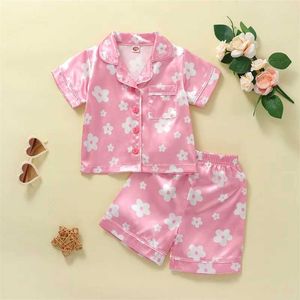 Pajamas Childrens and Girls Summer Pajama مجموعة مع الأكمام القصيرة طوق طوق الأزهار المطبوعة أعلى وسروال شورت فضفاض D240516