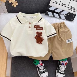Zestawy odzieży Zestaw odzieży Baby Boys 2024 Summer Fashion niedźwiedź haftowa koszulka z krótkim rękawem+szorty dziecięce 2pcs