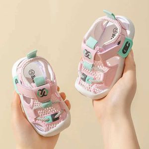 Sandały Lato nowe sandały dla niemowląt 0-3 lata miękkie podeszwa butów piechurów unisex dziecięcych sandałów i kolizji palców butów chłopców Y240515