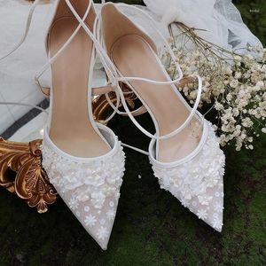 Klänningskor Spring och sommarvita spetsblommor Stiletto Sandaler Bridal Wedding Banket All-Match Small Size Women's