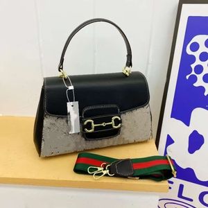 Designer handväskor retro hästsko spänne handväska nisch märke design mode crossbody väska presbyched sadel väska axelväska för kvinnor