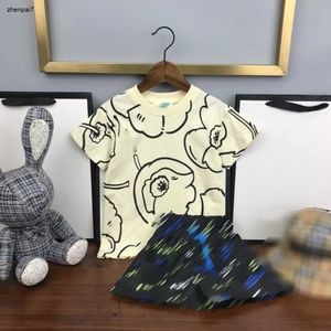 Topp Kids Tracksuits Designer Baby Clothes Summer Suits Storlek 100-160 cm 2st Line Flower T-shirt och Diagonal Logo Letter Shorts Juni2