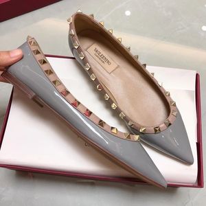 Sandals Designer Shoes Women Patent Leather Sexy Pointed Toe Slip on Shoes for Women Ladies Party Rivet Flat Shoes Zapatos De Mujer