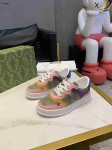Лучшие сплайсинговые дизайнерские обувь для мальчиков Классическая логотип для печать детских кроссовок размером 26-35 шнурки детские повседневные туфли, включая коробку Sep10