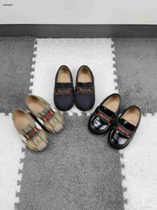Topp nyfödda babyskor Designer Småbarn Sneakers Storlek 21-28 Box Packaging Metal Accessory Decoration Spädbarn Walking Shoes Dec20