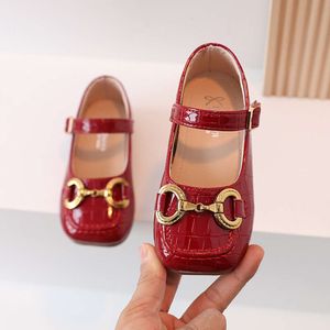 Для девочек Red Mary Janes 2023 Spring Children Fashion Princess Maddler Girl Retro с металлическими детскими туфельными туфлями L2405 L2405